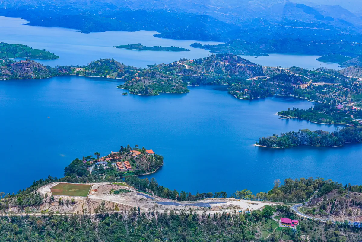 Helikopterski polet nad slikovito pokrajino Ruande